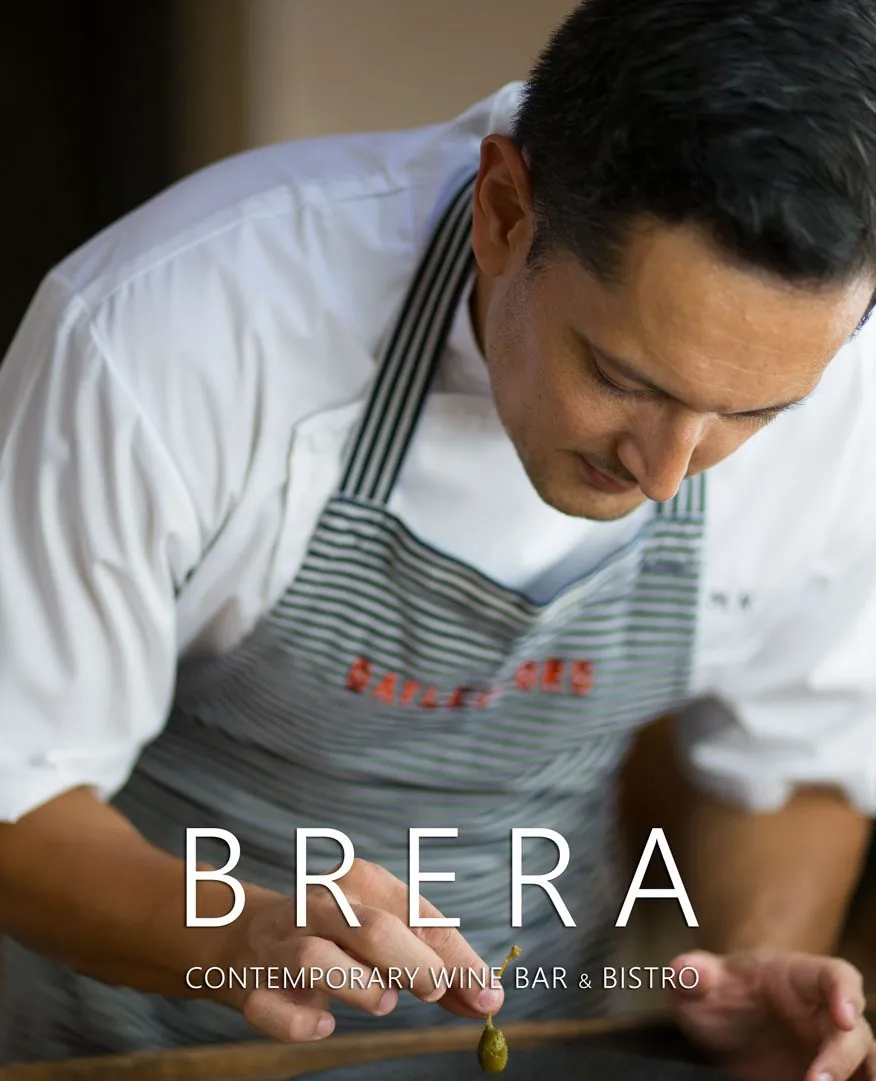 Chef Marcelo finalizando um prato na cozinha do Brera