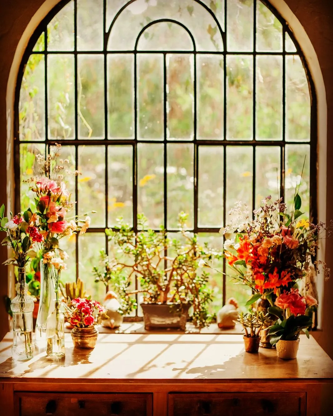 Janela com flores do casarão