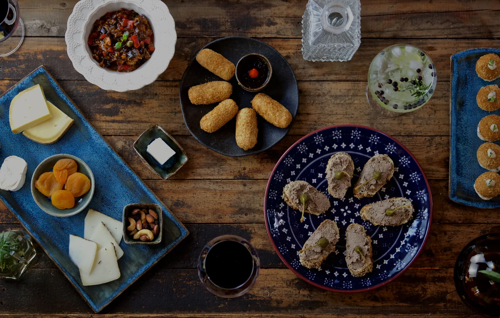 Mesa com petiscos da casa