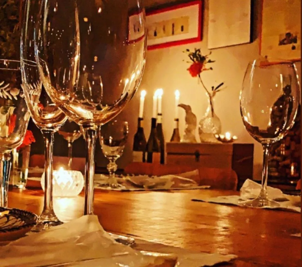 Mesa à luz de velas no Brera